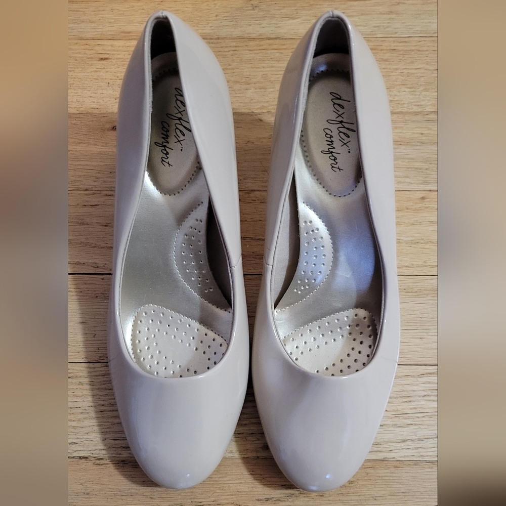 Nude pumps